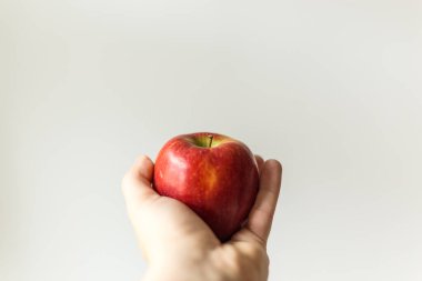Kırmızı elma tutan kadın..