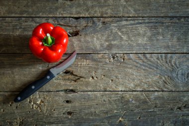 kırmızı biber ve bıçak ahşap masada 
