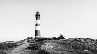 Sahildeki deniz feneri, siyah beyaz 