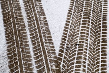 Karlı yolda araba lastikleri 