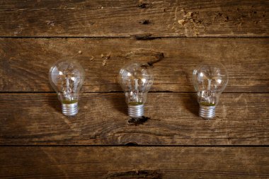Ahşap arka planda bir ampul.