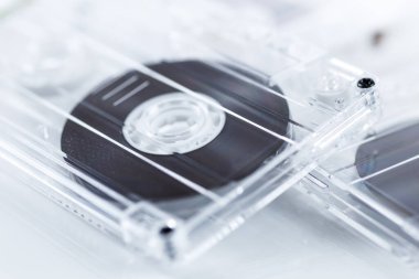 beyaz arkaplanda kaset 