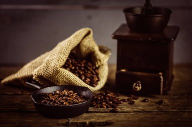 Kahve öğütücüsü ve kahve çekirdeği. 