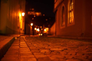 Küçük eski bir kasabayla Gece Sokağında