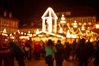 Eski kasaba meydanında yılbaşı ışıkları.
