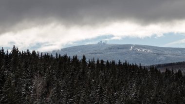 Karla kaplı dağlarla kaplı güzel kış manzarası