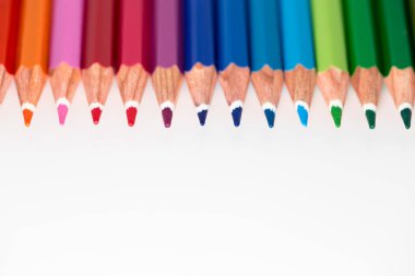 Beyaz arkaplanda renkli kalemler