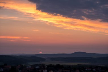 Dağlarda güzel bir gün batımı