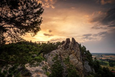 Dağlardaki güzel bir dağ manzarası
