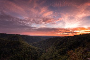 Dağlarda gün batımı. güzel doğa.