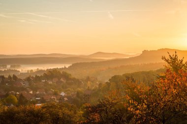 # Şehrin tepesinde renkli sonbahar gündoğumu # 