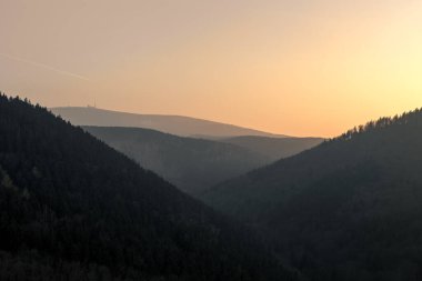 Dağların ardında güzel bir gün batımı