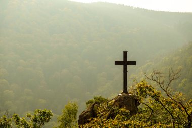 tepenin üst kısmında çapraz.