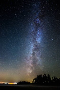 Samanyolu galaksisiyle yıldızlı gece gökyüzü