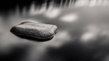 Sudaki taşın siyah beyaz arkaplanı