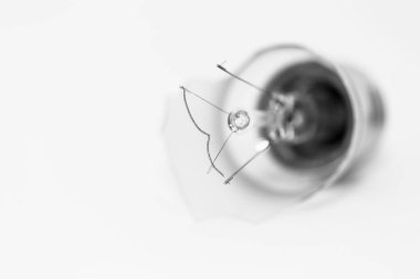 Beyaz arkaplanda ampul