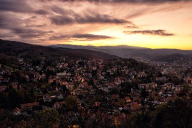 Wernigerode kasabası gün batımında aydınlandı, Almanya