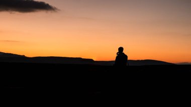 Günbatımında insan silueti