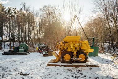 Sarı yükleyici ve makineler ağaçlı karda
