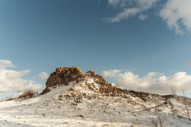 Güzel karla kaplı kayalar ve mavi gökyüzü kışın