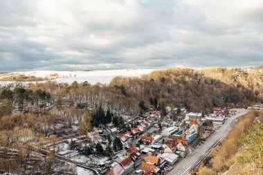 Karlı bir arazinin ortasındaki küçük bir kasabanın havadan görünüşü