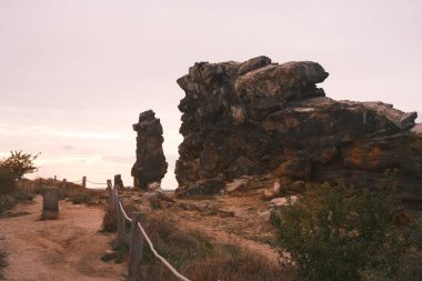 Harz Dağları 'ndaki taş yığınının muhteşem manzarası.                