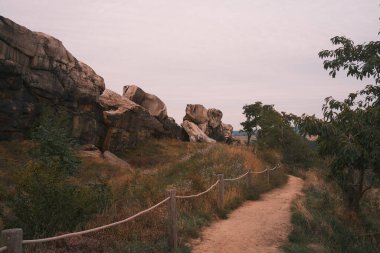 Harz Dağları 'ndaki taş yığınının muhteşem manzarası.                