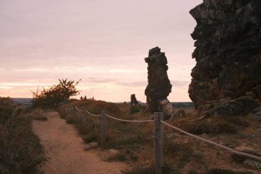 Harz Dağları 'ndaki taş yığınının muhteşem manzarası.                