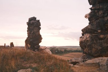 Harz Dağları 'ndaki taş yığınının muhteşem manzarası.                