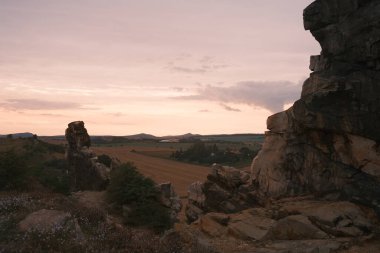 Harz Dağları 'ndaki taş yığınının muhteşem manzarası.                