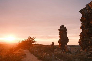 Harz Dağları 'ndaki taş yığınının muhteşem manzarası.                