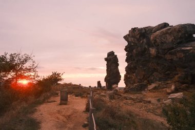 Harz Dağları 'ndaki taş yığınının muhteşem manzarası.                