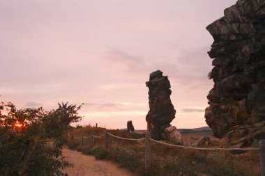 Harz Dağları 'ndaki taş yığınının muhteşem manzarası.                