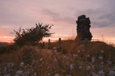 Harz Dağları 'ndaki taş yığınının muhteşem manzarası.                