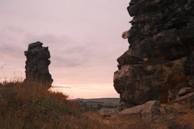 Harz Dağları 'ndaki taş yığınının muhteşem manzarası.                