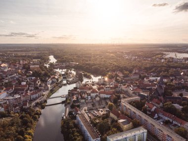 Nehir ve eski kasaba mimarisinin havadan görünüşü, Bernburg, Almanya         
