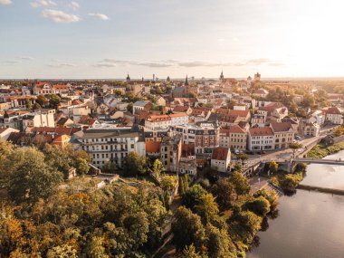 Nehir ve eski kasaba mimarisinin havadan görünüşü, Bernburg, Almanya         