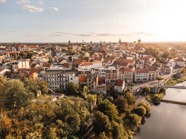 Nehir ve eski kasaba mimarisinin havadan görünüşü, Bernburg, Almanya         