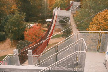 Köprünün yüksek açılı manzarası ve güzel ağaçları olan sonbahar parkı. 