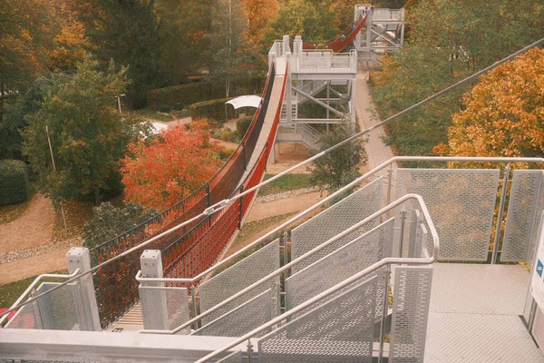 Köprünün yüksek açılı manzarası ve güzel ağaçları olan sonbahar parkı. 