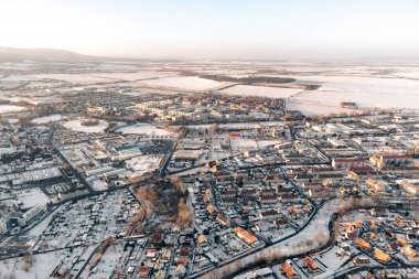 Günbatımında Wernigerode kasabasının hava manzarası, Almanya. Karlı binaların çatıları