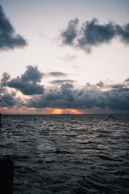 Sakin denizin üzerinde güzel gün batımı gökyüzü 