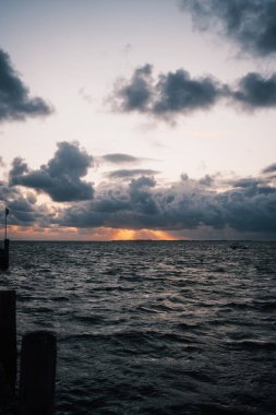 Sakin denizin üzerinde güzel gün batımı gökyüzü 