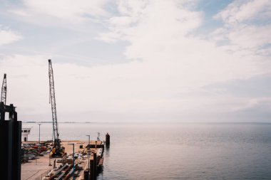 Bulutlu bir günde liman ve deniz manzarası 