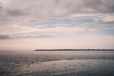 Baltık Denizi manzarası ve bulutlu gökyüzü