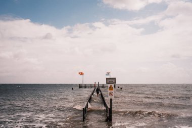 Baltık Denizi ve rıhtımının güzel manzarası