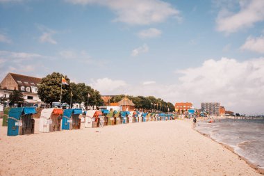 Günbatımında Heiligenhafen, Marina Resort, Baltık Denizi, Ostholstein, Schleswig-Holstein, Almanya 'nın kumsal manzarası 