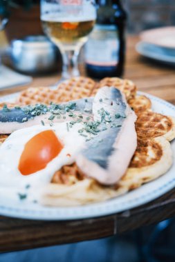 Yağda yumurta, Belçika waffle 'ı ve ringa balığıyla nefis bir kahvaltı. 