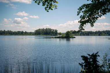 İsveç 'te güneşli bir günde göl manzarası