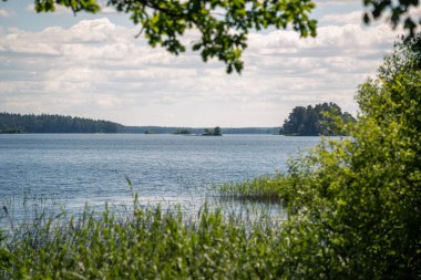 İsveç 'te güneşli bir günde göl manzarası